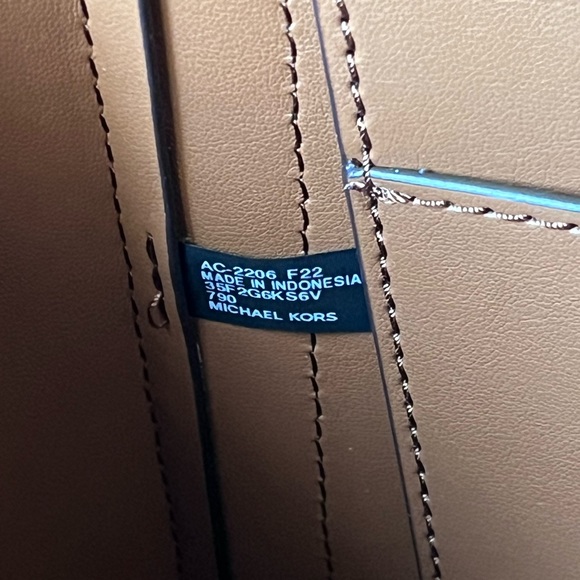 🌼Michael Kors Purse with iPad case - Picture 12 of 13